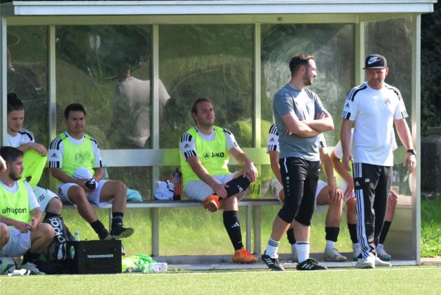 Amel Mesic steht am Spielfeldrand.