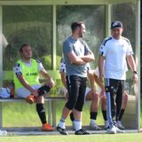 Amel Mesic steht am Spielfeldrand.