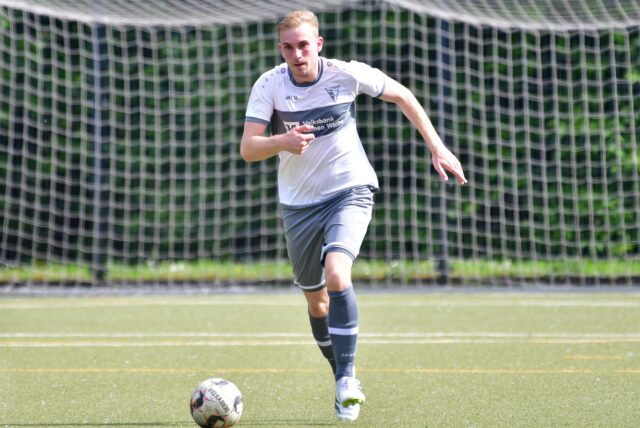 Nico Holtmann vom Werner SC am Ball.