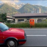 Ein fahrendes Auto vor einer Radaranlage der italienischen Behörden am Rand einer Straße.