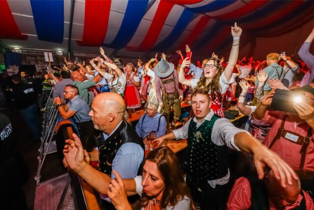 Besucher feiern beim Oktoberfest im Revierpark Wischlingen in Dortmund.