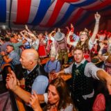 Besucher feiern beim Oktoberfest im Revierpark Wischlingen in Dortmund.