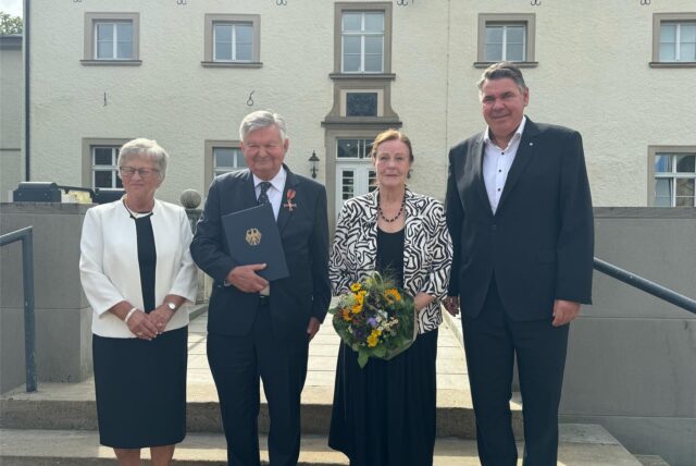 Bei der Preisverleihung im Haus Opherdicke in Holzwickede: (v.l.) Marita Funhoff, stellvertretende Bürgermeisterin der Stadt Werne, Peter Pohlmann und Ehefrau Ines Pohlmann sowie Landrat Mario Löhr.