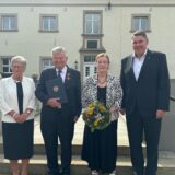 Bei der Preisverleihung im Haus Opherdicke in Holzwickede: (v.l.) Marita Funhoff, stellvertretende Bürgermeisterin der Stadt Werne, Peter Pohlmann und Ehefrau Ines Pohlmann sowie Landrat Mario Löhr.