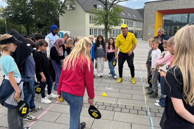 Marcel Straub gibt den Overbergschülern eine Einführung in Streetracket. Die Felder sollen auf dem Gelände bleiben und weiter genutzt werden.