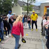 Marcel Straub gibt den Overbergschülern eine Einführung in Streetracket. Die Felder sollen auf dem Gelände bleiben und weiter genutzt werden.