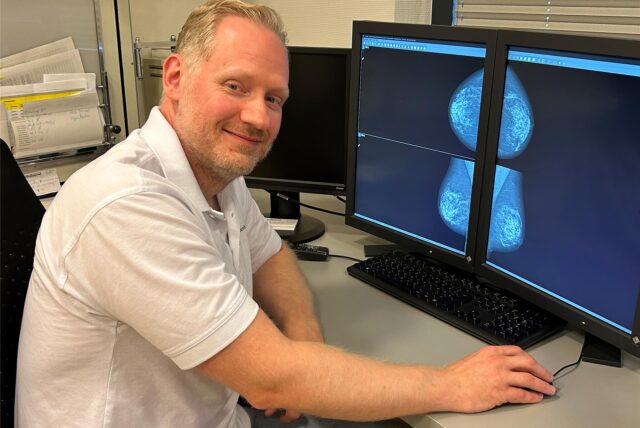 Dr. Martin Kamphausen vor Aufnahmen von der Brust