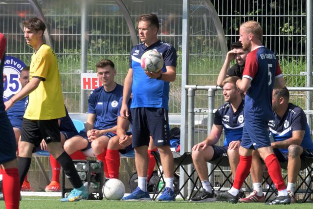 Stefan Urban hält einen Ball.