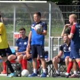 Stefan Urban hält einen Ball.
