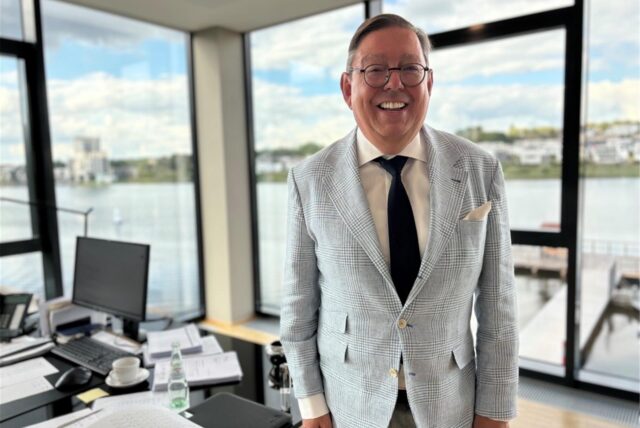 Ulrich Brökelschen in seinem Büro am Phoenix-See.