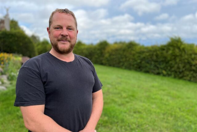Frank Holtrup steht auf einem Feld in der Gemeinde Ascheberg.