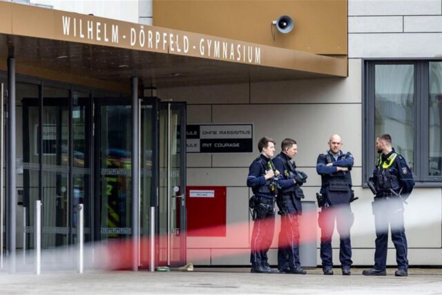 Polizisten nach dem Messerangriff in einem Wuppertaler Gymnasium vor Ort.