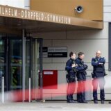 Polizisten nach dem Messerangriff in einem Wuppertaler Gymnasium vor Ort.