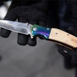 Eine Gruppe soll einen 27-Jährigen in der City mit einem Messer bedroht haben. (Symbolfoto)