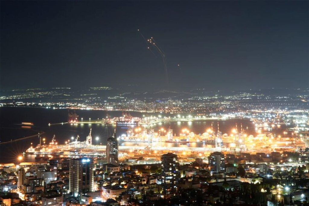 Das israelische Luftabwehrsystem Iron Dome feuert, um Raketen abzufangen, die aus dem Libanon abgefeuert wurden.