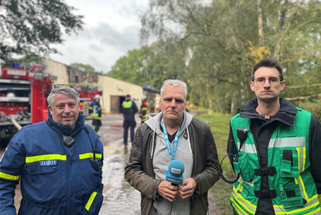 THW-Einsatzleiter Christopher Wohland (l.) und Feuerwehr-Pressesprecher Florian Weber (r.) im Gespräch mit RN-Reporter Andreas Schröter