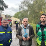 THW-Einsatzleiter Christopher Wohland (l.) und Feuerwehr-Pressesprecher Florian Weber (r.) im Gespräch mit RN-Reporter Andreas Schröter