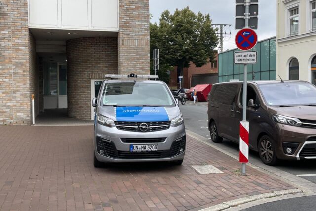 Ein Fahrzeug des Ordnungsamts steht am Unnaer Rathaus im Halteverbot, das deutlich mit einem Schild gekennzeichnet ist.