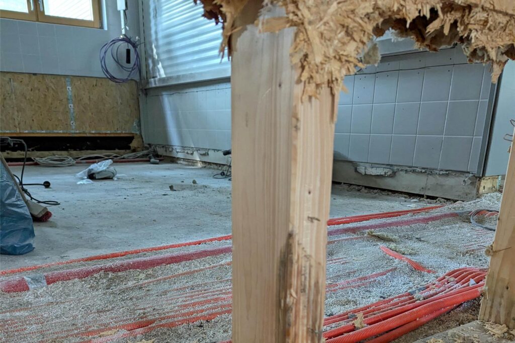 Alle Wände der Mensa mussten bis auf 80 Zentimeter Höhe aufgerissen werden, damit das Holzständerwerk abtrocknen kann.