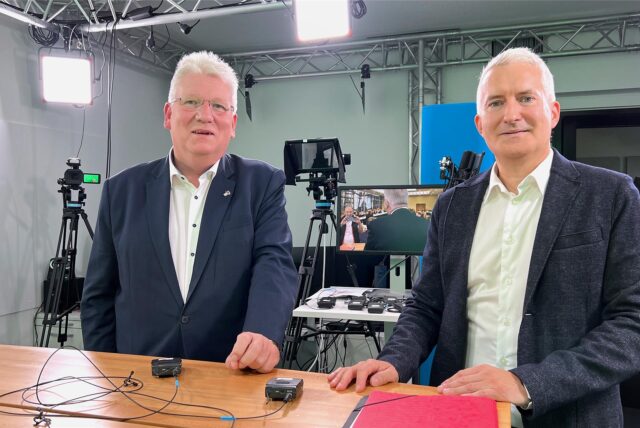 Hartmut Ganzke (l.), Vorsitzender der SPD-Kreistagsfraktion in Unna, im Interview mit Redakteur Marcus Land.