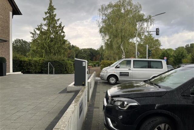 Bis auf den Friedhof in Werne lagen am Sonntagmorgen die Scherben verteilt.