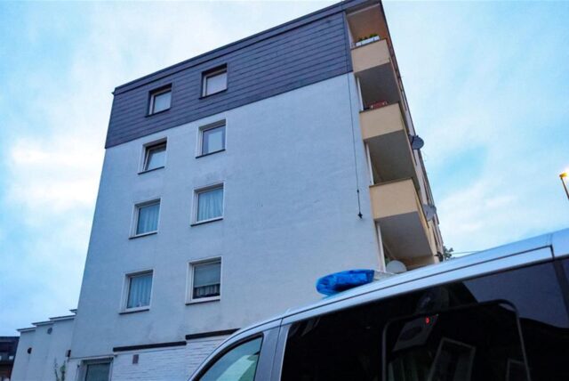 Ein Streifenwagen der Polizei steht vor einem Mehrfamilienhaus in Solingen. Unbekannte haben in Solingen durch die Wohnungstür eines Mehrfamilienhauses geschossen. Niemand sei verletzt worden, teilten Polizei und Staatsanwaltschaft mit.