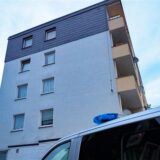Ein Streifenwagen der Polizei steht vor einem Mehrfamilienhaus in Solingen. Unbekannte haben in Solingen durch die Wohnungstür eines Mehrfamilienhauses geschossen. Niemand sei verletzt worden, teilten Polizei und Staatsanwaltschaft mit.