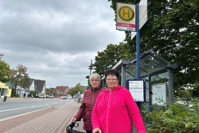 Brunhilde Neumann (r.) und Marlies Baumann sind auf den Bus der Linie R19 nach Lüdinghausen angewiesen. „Wenn er gestrichen würde, wäre das wirklich traurig“, sagen sie.