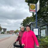 Brunhilde Neumann (r.) und Marlies Baumann sind auf den Bus der Linie R19 nach Lüdinghausen angewiesen. „Wenn er gestrichen würde, wäre das wirklich traurig“, sagen sie.