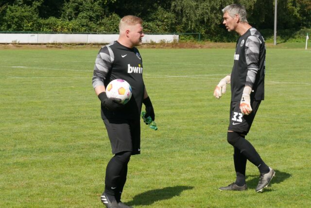 Die Torhüter Andreas Betke (l.) und Sven Bröker vom SV Stockum.