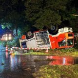 Feuerwehrleute und ein mobiler Kran arbeiten an einem verunfallten Tanklöschfahrzeug. Bei dem Unfall eines Feuerwehrautos im Landkreis Mettmann sind drei Feuerwehrleute verletzt worden.