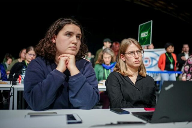 Katharina Stolla (l) und Svenja Appuhn, die Vorsitzenden der Grüne Jugend, nehmen am Bundesparteitag von Bündnis 90/Die Grünen teil.