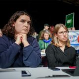 Katharina Stolla (l) und Svenja Appuhn, die Vorsitzenden der Grüne Jugend, nehmen am Bundesparteitag von Bündnis 90/Die Grünen teil.