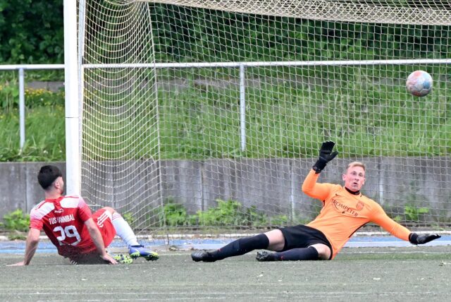 Marcel Schaub hält einen Ball.