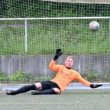 Marcel Schaub hält einen Ball.