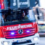 Ein Symbolbild, das ein Feuerwehrfahrzeug im Einsatz zeigt.
