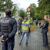 Zwei Herren (links im Bild) haben das Durchfahrt-verboten-Schild nicht gesehen. Die Polizeibeamten belehren sie über ihren Fehler.