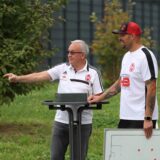 Da geht’s lang ins Halbfinale: Unnas Olaf Wiehl weist RWU-Trainer Claas Hoffmann den Weg.