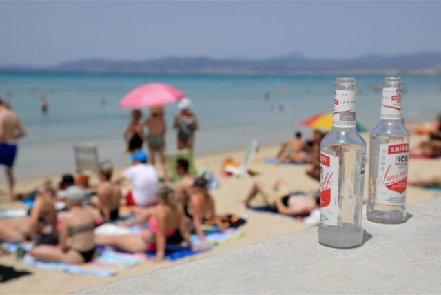 Alkoholflaschen sind an einem warmen Sommertag am Strand Arenal zu sehen.