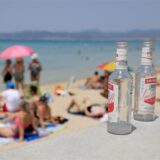 Alkoholflaschen sind an einem warmen Sommertag am Strand Arenal zu sehen.