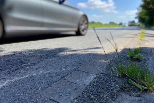 Ein Auto fährt über die Hagener Straße in Schwerte.
