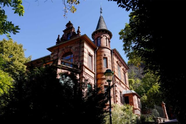 Zwei junge Männer stehen vor dem Heidelberger Landgericht, weil sie im Jahr 2020 bei einer Feier der Burschenschaft Normannia einen jungen Mann antisemitisch beleidigt und mit Gürteln geschlagen haben sollen. (Archivbild)