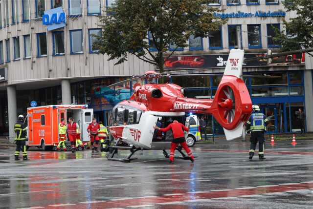 Ein Hubschrauber auf dem Südwall in Dortmund