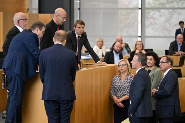 Die erste Thüringer Landtagssitzung begann mit mehreren Unterbrechungen.