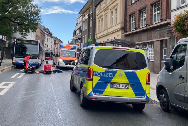 Unfall auf der Bahnhofstraße in Schwerte: Polizei- und Rettungswagen schirmen die Unfallstelle ab.