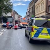 Unfall auf der Bahnhofstraße in Schwerte: Polizei- und Rettungswagen schirmen die Unfallstelle ab.