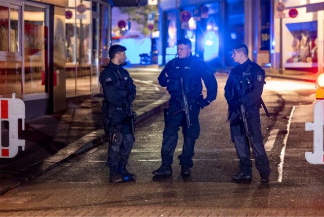 Polizisten stehen nach dem Terroranschlag von Solingen in der Innenstadt (Archivfoto). Am Donnerstag war die Tat noch einmal Thema im Innenausschuss des Landtags