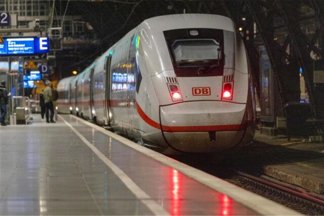 Ein ICE steht am Bahnsteig im Kölner Hauptbahnhof.