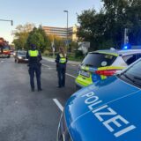 Polizisten sichern eine Unfallstelle auf der Marsbruchstraße in Dortmund-Aplerbeck