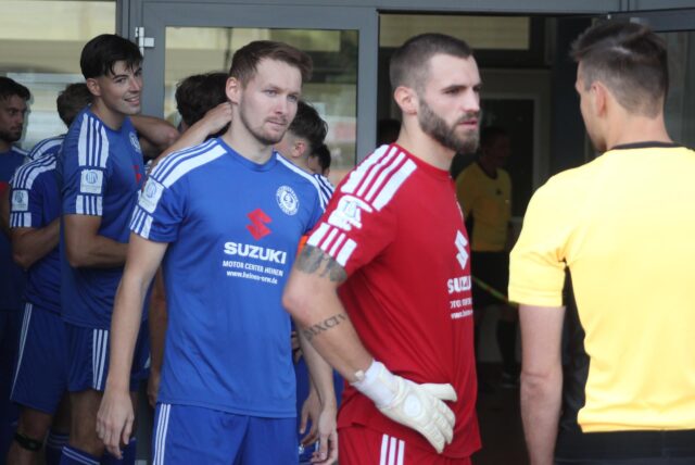 Dean Müsse (M.) und der Holzwickeder SC treten am Sonntag beim FC Iserlohn an.